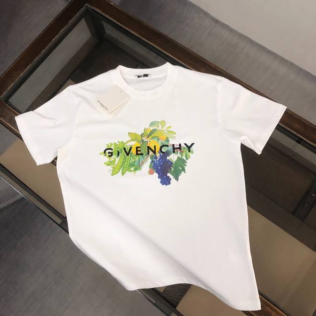 Givenchy 24春夏最新印花品牌字母短袖圆领t恤 Logo精致升级 定制纯棉面料 极为亲肤舒适 摸上去手感非常的柔软 质感很好 做工细致 完美体现立体感